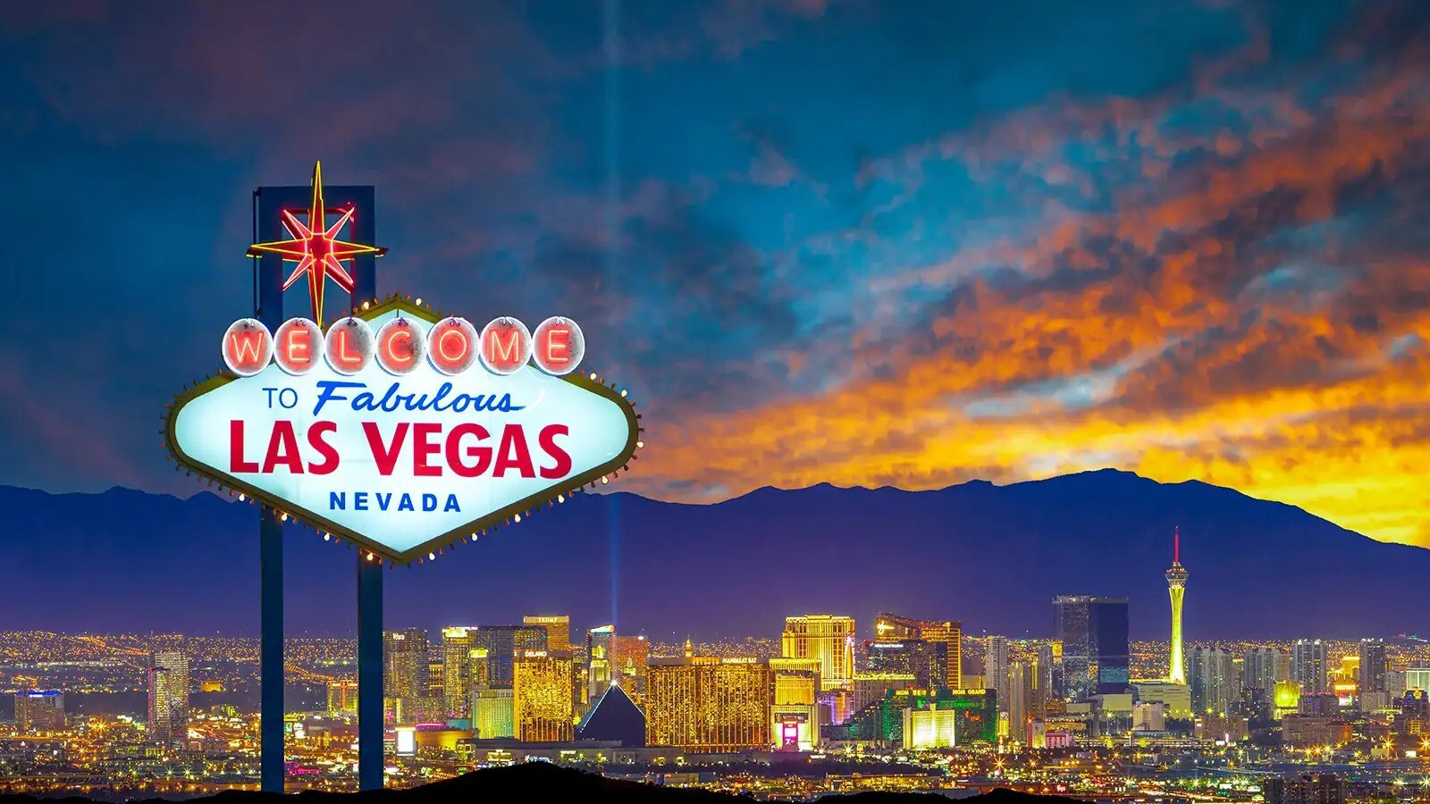 Vista nocturna de Las Vegas iluminada con luces de ne&oacute;n y casinos brillando, evocando lujo, placer y energ&iacute;a constante.