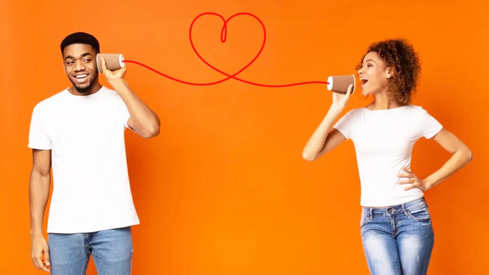 Mujer expresiva comunicándose a través de un hilo simbólico, representando la seducción y la conexión que nacen desde la voz.